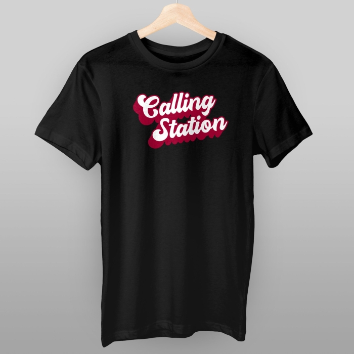 Sort T-skjorte med motiv "Calling Station"