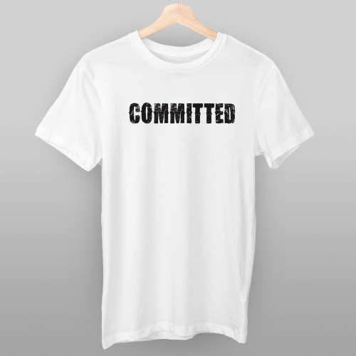 Hvit T-skjorte med motiv "Committed"